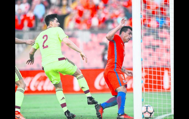 Doblete. El chileno Esteban Paredes (derecha) marca su segundo gol contra Venezuela. AFP /