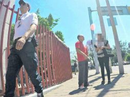 Los 'coyotes' 'cazan' a los usuarios enfrente de la dependencia. EL INFORMADOR / ARCHIVO