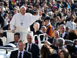 El Papa Francisco saluda a su llegada a la audiencia general de los miércoles en la Plaza de San Pedro. EFE / E. Ferrari