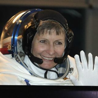 La astronauta de más edad bate récord de caminata espacial
