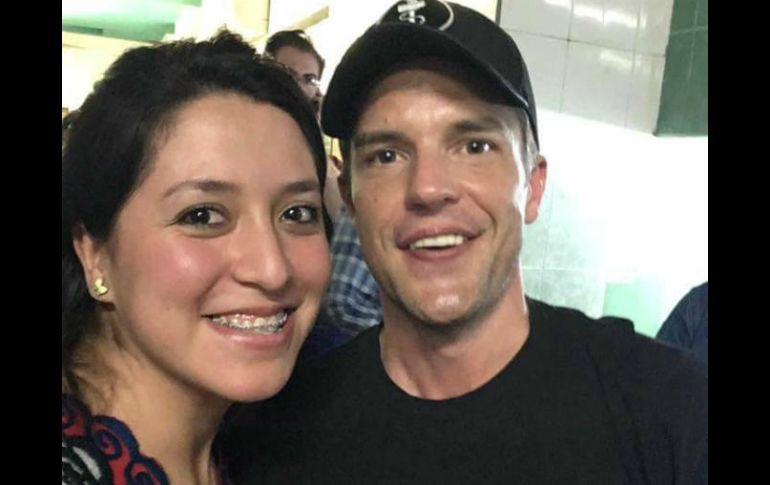 No pasó desapercibido por los comensales, quienes no perdieron la oportunidad de tomarse una fotografía con él. TWITTER / @anamelina