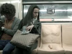 El Experimento Asiento muestra un lugar de un vagón con el torso de un hombre y su área genital en relieve. ESPECIAL /