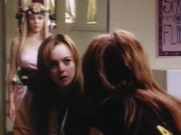 La escena de 2 minutos muestra a Cady en el baño durante el baile de la escuela y aparece detrás de ella Regina George. YOUTUBE /  Movieclips Extras