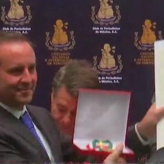 Dan premio de periodismo a programa de Esteban Arce