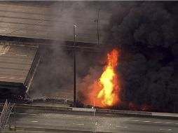 Las columnas de humo negro se pueden ver a varios kilómetros de distancia. AP / WSB-TV
