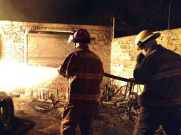 Autoridades se comenzaron a movilizar para emprender acciones para la extinción del incendio. ESPECIAL /