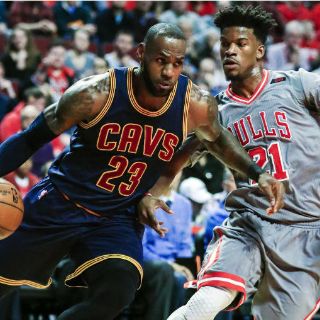LeBron James hace historia, pero Cavaliers pierde