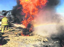 Un incendio en una toma clandestina ocasionó ayer la movilización de bomberos que tardaron tres horas para extinguir las llamas. ESPECIAL /