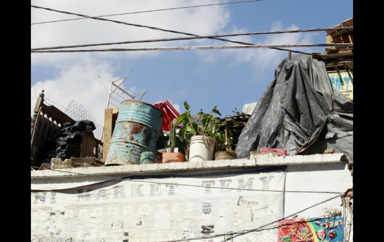 Entre otras acciones, recomiendan lavar, tapar, voltear y tirar objetos que acumulen agua. EL INFORMADOR / ARCHIVO