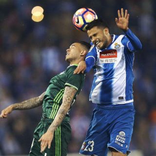 Con Diego Reyes, el Espanyol remonta al Betis
