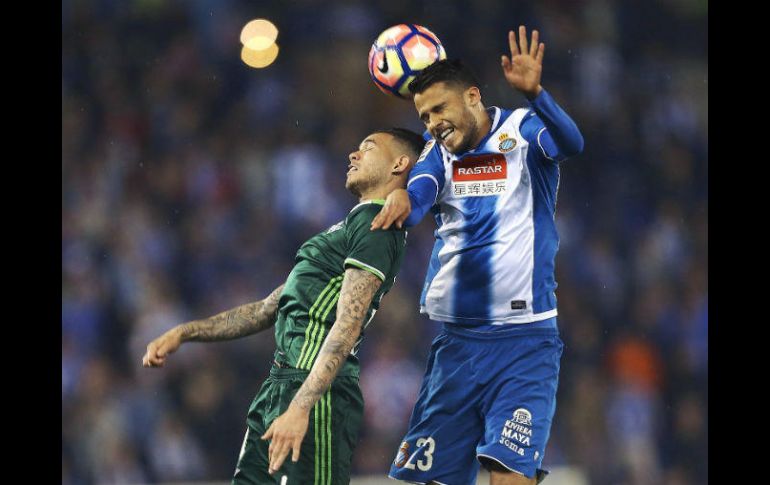 Reyes remató de cabeza un par de balones que fueron atajados por el portero del Betis. EFE / A. García
