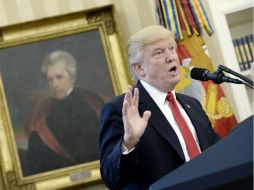 El mandatario argumentó que la globalización ha costado millones de trabajos en la manufactura que deberían regresar a EU. EFE / O. Douliery