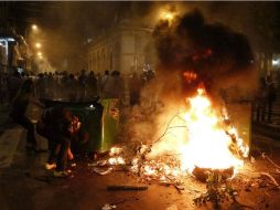 Los agentes antimotines apoyados por carros hidrantes dispersaron a un grupo de manifestantes con chorros de agua. EFE / A. Cristaldo