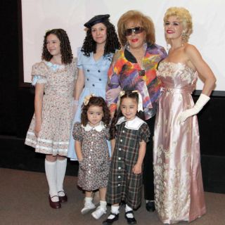 Carla Estrada presenta a actrices que interpretarán a Silvia Pinal