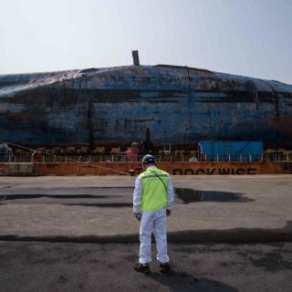 Corea del Sur traslada a tierra ferry hundido en 2014