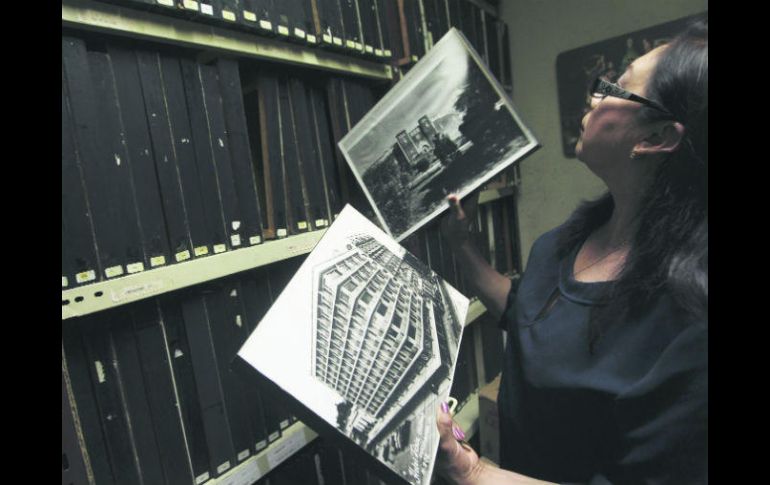 Evelia Hernández. La responsable de la institución muestra parte de su archivo fotográfico. EL INFORMADOR / E. Barrera
