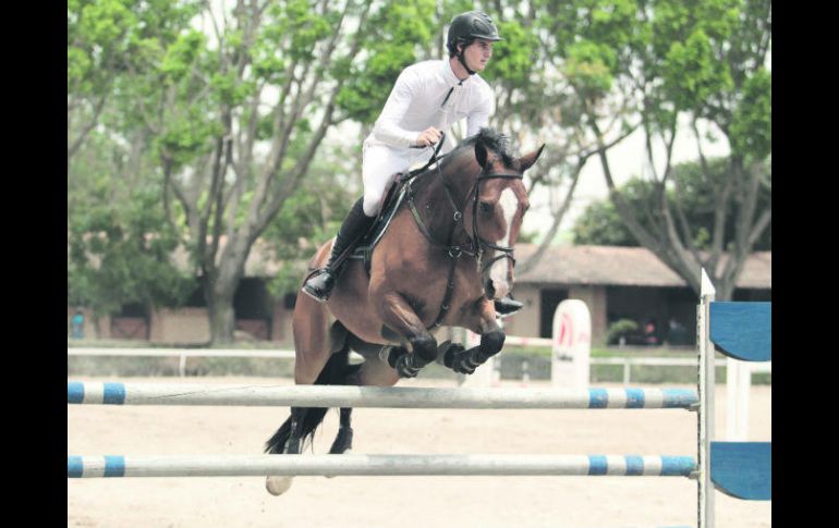 Ganador. Pablo Vizcaíno monta a 'ZZ Top' para llevarse la moña verde al primer lugar ayer en el Guadalajara Jockey Club. EL INFORMADOR / F. Atilano