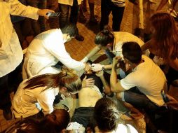 Estudiantes de Medicina y otras carreras sanitarias acudieron a las inmediaciones del Congreso para atender a los heridos. EFE / A. Peña