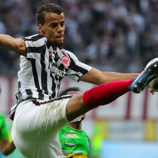 Marco Fabián falla penal en empate del Eintracht