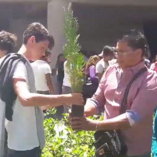 Extra A.C dona más de dos mil árboles a estudiantes becados
