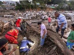 Personal de la Cruz Roja y otras dependencias están en la zona para rescatar a más personas. AFP / L. Robayo