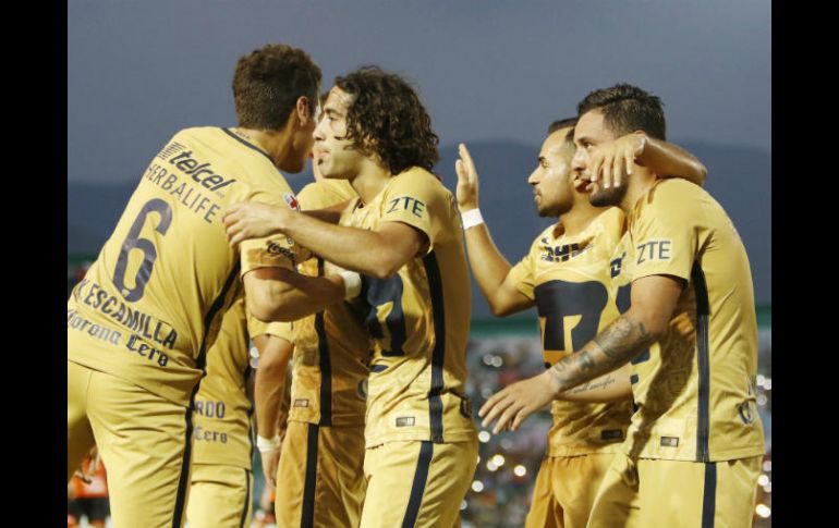 Jugadores de Pumas celebran su triunfo ante Chiapas. MEXSPORT / N. García