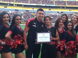 Édgar Zaldívar otorgó el reconocimiento a Yolanda Bravo. TWITTER / @atlasfc