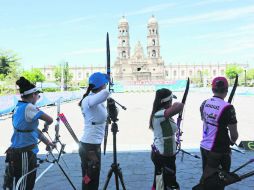 La competencia de Tirco con arco Versus MX Shoot 2017 se trasladó a la explanada de la Plaza de las Américas, frente a la Basílica. EL INFORMADOR / G. Gallo