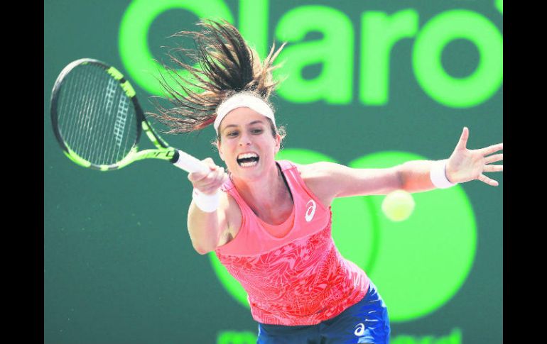 Johanna Konta devuelve una pelota a Caroline Wozniacki, en el juego por el trofeo en Miami, que finalmente obtuvo en dos sets. AFP / ARCHIVO