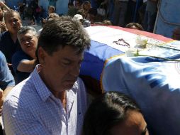 Familiares de Rodrigo Quintana, quien murió esta madrugada tras varias protestas y disturbios, cargan el feretro rumbo al funeral. EFE / A. Cristaldo