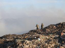 El incendio afectó una zona de unas cinco hectáreas en el área de pozos del vertedero, de acuerdo a bomberos. ESPECIAL /