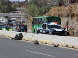 El impacto fue tan fuerte que el cuerpo del conductor fue lanzado hasta el borde de la carretera. ESPECIAL /