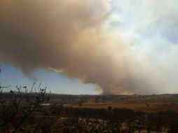 La gruesa columna de humo es visible desde diversos puntos de la Zona Metropolitana. EL INFORMADOR / M. Vargas