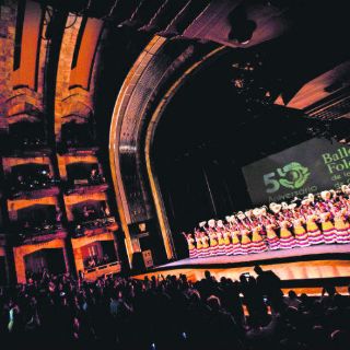 Presumen del folclor jalisciense en Bellas Artes