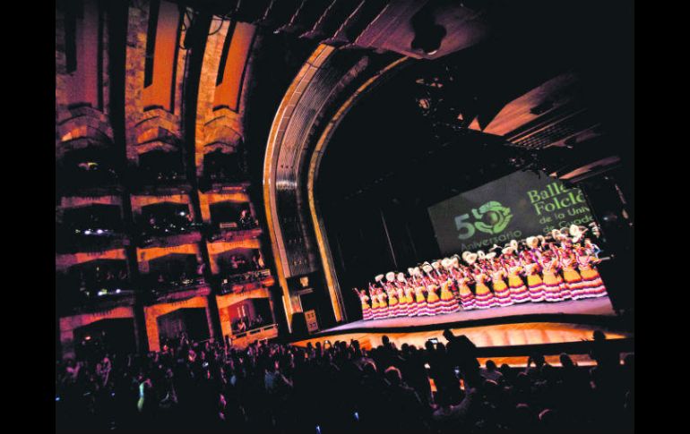 El Ballet Folclórico de la Universidad de Guadalajara en su presentación del pasado sábado en el Palacio de Bellas Artes. ESPECIAL / CORTESÍA UDG