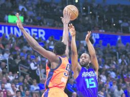 Kemba Walker (derecha) realiza un tiro ante la marca de Jerami Grant. AP / S. Ogrocki