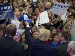 Tres manifestantes ofendidos demnadaron a Trump y a dos de sus simpatizantes. AFP / ARCHIVO
