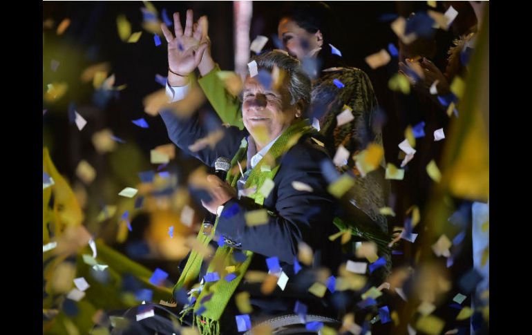 Lenín Moreno celebra con sus seguidores los resultados preliminares de la elección a presidente. AFP / R. Buendía