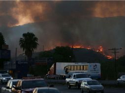 Las llamas en el Cerro del Tepopote se observaban desde la carretera Guadalajara-Tepic. EL INFORMADOR / R. Tamayo