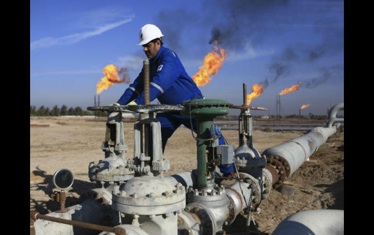 A medida que los productores de petróleo y gas utilizan la digitalización para ser más seguros y eficientes. AP / N. Al-Jurani