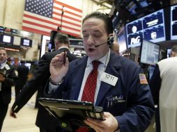 El selectivo S&P 500 cedió 3.88 puntos hasta dos mil 358.84 unidades. AP / ARCHIVO