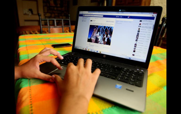 El uso inapropiado y sin vigilancia de las redes sociales por parte de los adolescentes puede desencadenar conductas como adicciones. EL INFORMADOR / ARCHIVO
