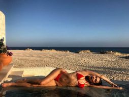 Hadid compartió una imagen portando un bikini rojo y recostada de lado en la playa. INSTAGRAM / bellahadid