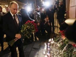 Putin, que no hizo declaraciones, dejó un ramo de flores rojas delante de la entrada de la estación del Instituto Tecnológico. AP / D. Lovetsky