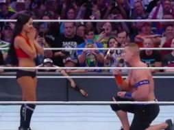 Antes de bajar del ring, Cena se puso de rodillas y le pidió a Bella matrimonio. TWITTER / @WWE