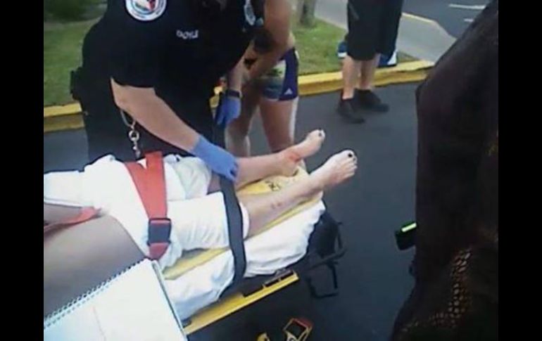 El tiburón cerca de 1.5 metros de largo atacó a la joven de las piernas. TWITTER / @CarolynWLKY