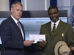 Sean Spicer entregó un cheque por 78 mil 333.32 dólares al secretario del Interior, Ryan Zinke (foto). AP / S. Walsh