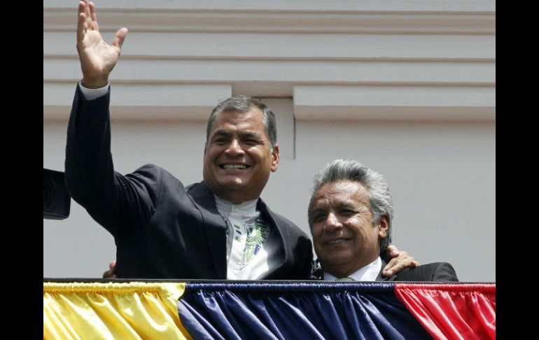 El presidente Rafael Correa, abraza a Lenín Moreno durante el tradicional cambio de guardia en el Palacio de Carondelet. XINHUA  /