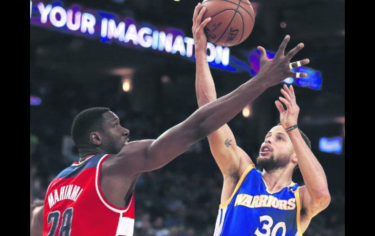 Stephen Curry (d) fue pieza clave para que los Warriors terminaran la semana con marca de cuatro victorias y cero derrotas. AP / B. Margot