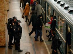 Policías vigilan en la plataforma de una estación de metro en Moscú, capital de Rusia. ESPECIAL / XINHUA